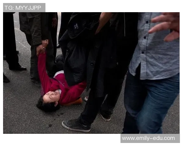 足球咬人事件引发热议 球星行为背后的心理分析与道德讨论