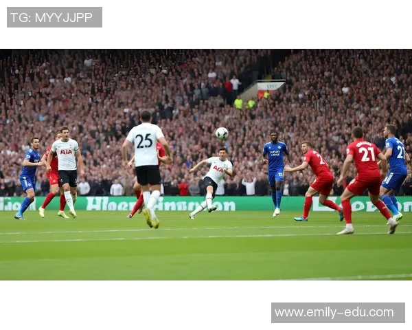 精美足球球星摆件收藏展示让你感受绿茵场上的激情与魅力